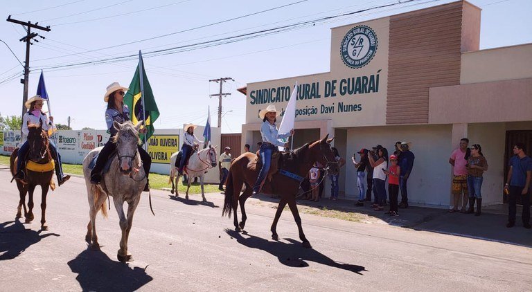 Cavalgada em frente à sede do Sindicato Rural de Guaraí